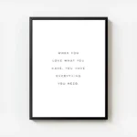 affiche avec la citation when you love what you have you have everything you nee avec cadre.webp