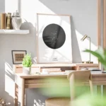 affiche avec la constellation de la vierge en blanc dans un cercle noir sur un f bureau.webp