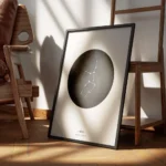 affiche avec la constellation de la vierge en blanc dans un cercle noir sur un f encadre.webp
