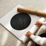 affiche avec la constellation de la vierge en blanc dans un cercle noir sur un f enroule.webp