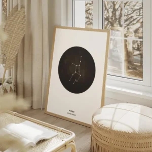 affiche avec la constellation de la vierge en blanc dans un cercle noir sur un f salon beige.webp