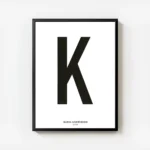 affiche avec la lettre k noire en typographie sur fond blanc texte personnalisab avec cadre.webp