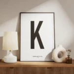 affiche avec la lettre k noire en typographie sur fond blanc texte personnalisab meuble.webp