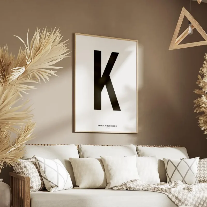 affiche avec la lettre k noire en typographie sur fond blanc texte personnalisab salon.webp