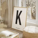 affiche avec la lettre k noire en typographie sur fond blanc texte personnalisab salon beige.webp