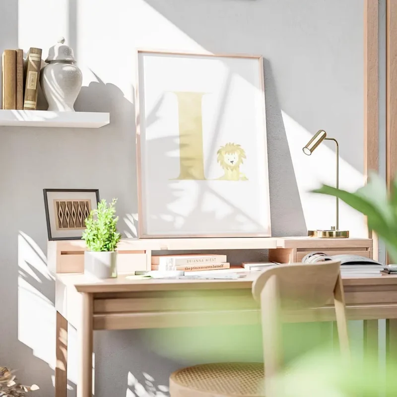 affiche avec la lettre l en beige et un lionceau mignon en illustration bureau.webp