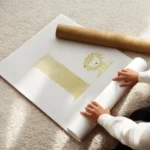 affiche avec la lettre l en beige et un lionceau mignon en illustration enroule.webp