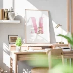 affiche avec la lettre m rose pastel en typographie aquarelle accompagnee dun si bureau.webp