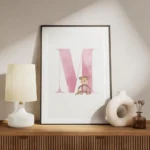 affiche avec la lettre m rose pastel en typographie aquarelle accompagnee dun si meuble.webp