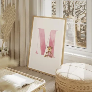 affiche avec la lettre m rose pastel en typographie aquarelle accompagnee dun si salon beige.webp