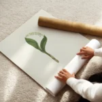 affiche avec la lettre p formee par du muguet et du texte typographie noir en ba enroule.webp