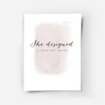 affiche avec la typographie she designed a life she loved sur une touche de pein.webp