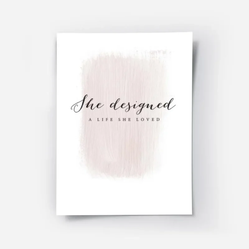 affiche avec la typographie she designed a life she loved sur une touche de pein.webp
