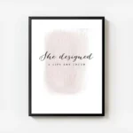 affiche avec la typographie she designed a life she loved sur une touche de pein avec cadre.webp