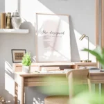 affiche avec la typographie she designed a life she loved sur une touche de pein bureau.webp