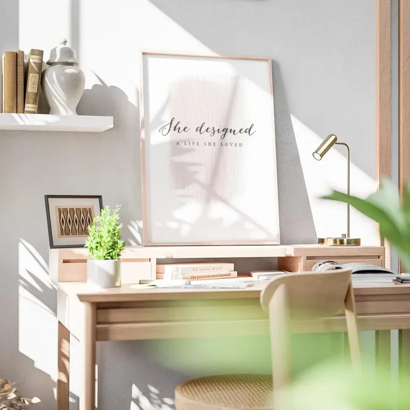 affiche avec la typographie she designed a life she loved sur une touche de pein bureau.webp