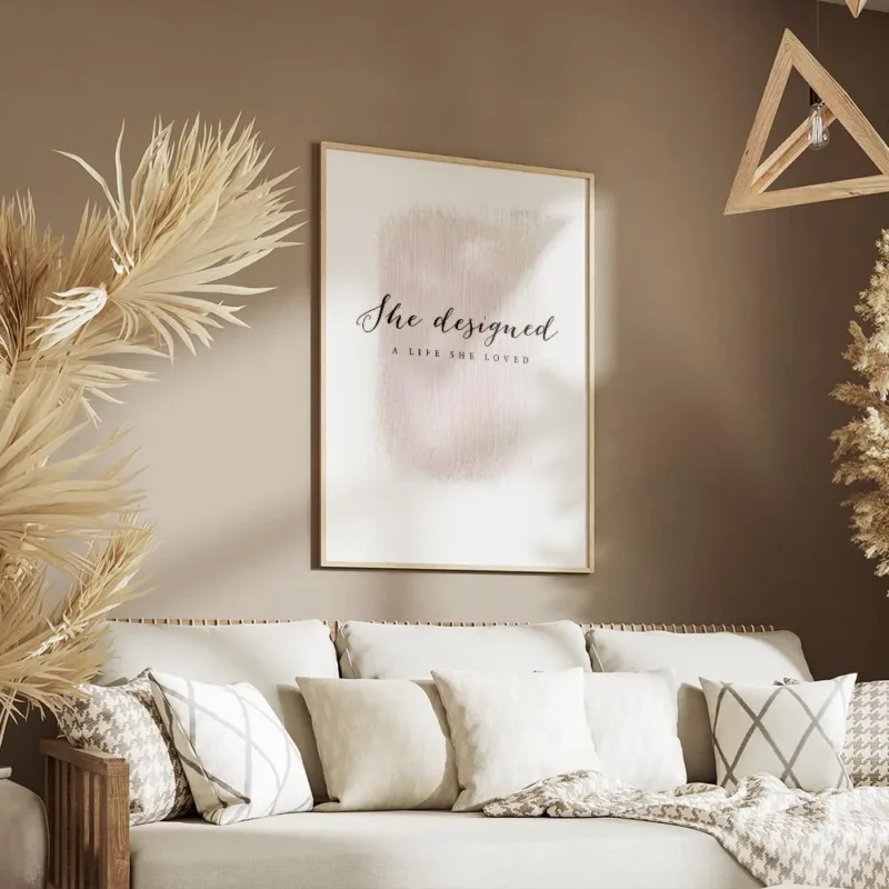 affiche avec la typographie she designed a life she loved sur une touche de pein salon.webp