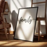 affiche avec le mot family ecrit en noir en typographie script sur un fond blanc encadre.webp