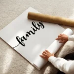affiche avec le mot family ecrit en noir en typographie script sur un fond blanc enroule.webp