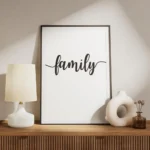 affiche avec le mot family ecrit en noir en typographie script sur un fond blanc meuble.webp