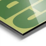 affiche avec le mot grow en lettres vertes epaisses sur un fond vert clair orien aluminium.webp