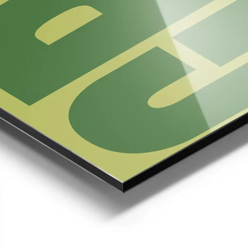 affiche avec le mot grow en lettres vertes epaisses sur un fond vert clair orien aluminium.webp