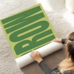 affiche avec le mot grow en lettres vertes epaisses sur un fond vert clair orien au sol.webp