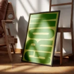 affiche avec le mot grow en lettres vertes epaisses sur un fond vert clair orien encadre.webp