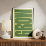 affiche avec le mot grow en lettres vertes epaisses sur un fond vert clair orien meuble.webp