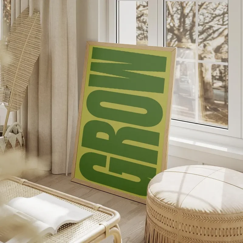 affiche avec le mot grow en lettres vertes epaisses sur un fond vert clair orien salon beige.webp