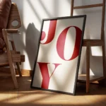 affiche avec le mot joy en grandes lettres rouges typographie serif sur un fond encadre.webp