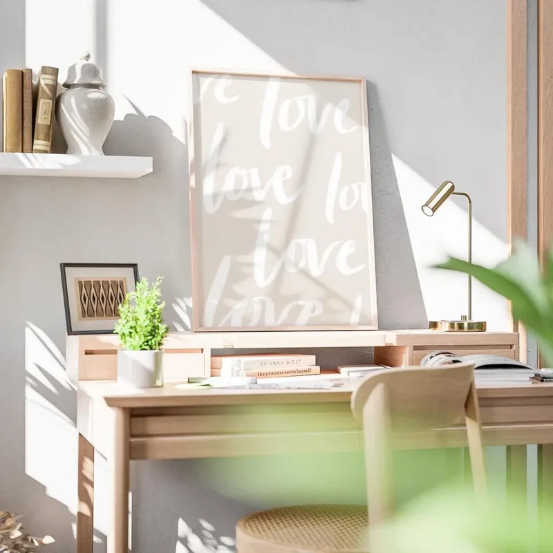 affiche avec le mot love en typographie blanche repetee sur un fond beige clair bureau.webp