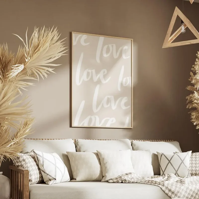 affiche avec le mot love en typographie blanche repetee sur un fond beige clair salon.webp