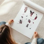 affiche avec le mot love forme de fleurs roses rouges et violettes ideal pour un en rouleau.webp