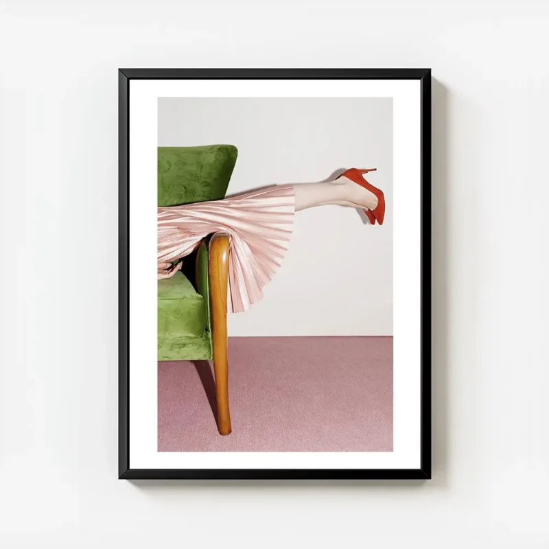 affiche avec le pied dune femme en escarpin rouge elegant jupe plissee rose sur avec cadre.webp