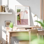 affiche avec le pied dune femme en escarpin rouge elegant jupe plissee rose sur bureau.webp