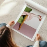 affiche avec le pied dune femme en escarpin rouge elegant jupe plissee rose sur en rouleau.webp