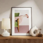 affiche avec le pied dune femme en escarpin rouge elegant jupe plissee rose sur meuble.webp