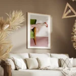 affiche avec le pied dune femme en escarpin rouge elegant jupe plissee rose sur salon.webp