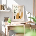 affiche avec le portrait dune femme en orange illustration plante verte bordure bureau.webp