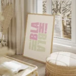 affiche avec le texte blah blah en rose et vert sur fond beige clair style typog salon beige.webp