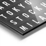 affiche avec le texte des noms de villes en typographie blanche sur fond noir co aluminium.webp