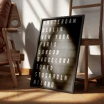 affiche avec le texte des noms de villes en typographie blanche sur fond noir co encadre.webp