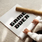 affiche avec le texte game over en lettres pixelisees noires ombres rouges et ve enroule.webp