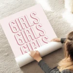 affiche avec le texte girls girls girls en rose typographie moderne au sol.webp