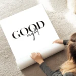 affiche avec le texte good night en typographie noire sur fond blanc au sol.webp