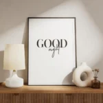 affiche avec le texte good night en typographie noire sur fond blanc meuble.webp