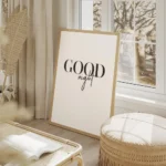 affiche avec le texte good night en typographie noire sur fond blanc salon beige.webp