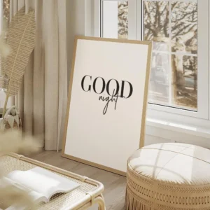 affiche avec le texte good night en typographie noire sur fond blanc salon beige.webp