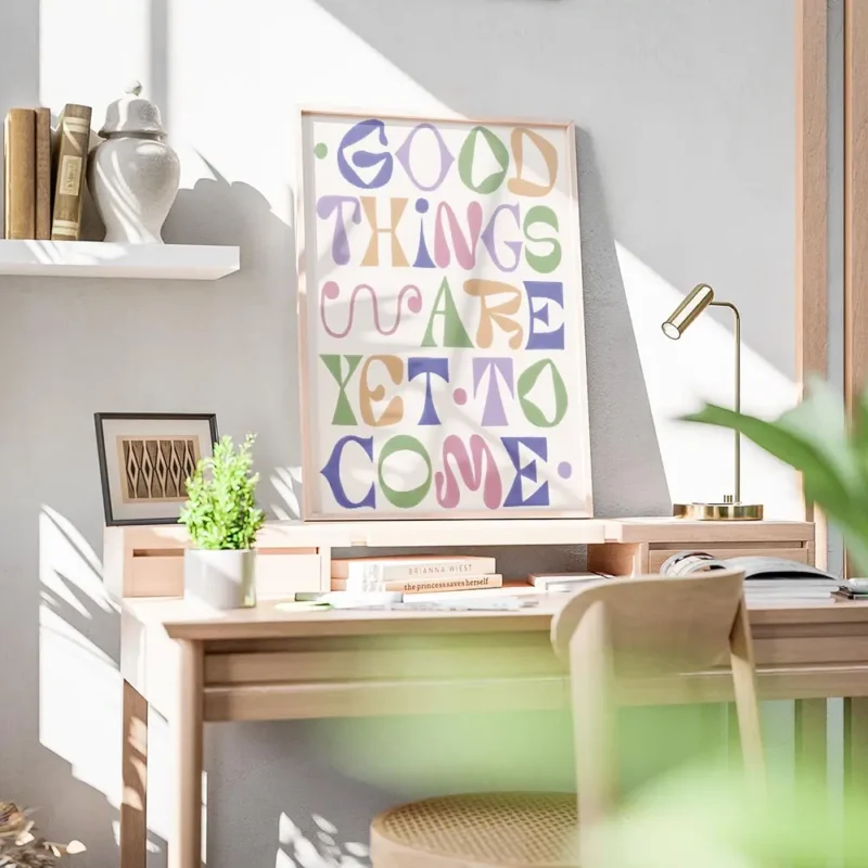 affiche avec le texte good things are yet to come en typographie coloree nuances bureau.webp